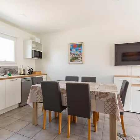 8 Pers Climatisee Avec Terrasse Proche Holiday home