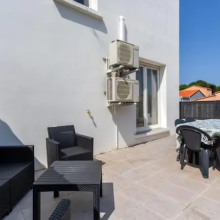 8 Pers Climatisee Avec Terrasse Proche *